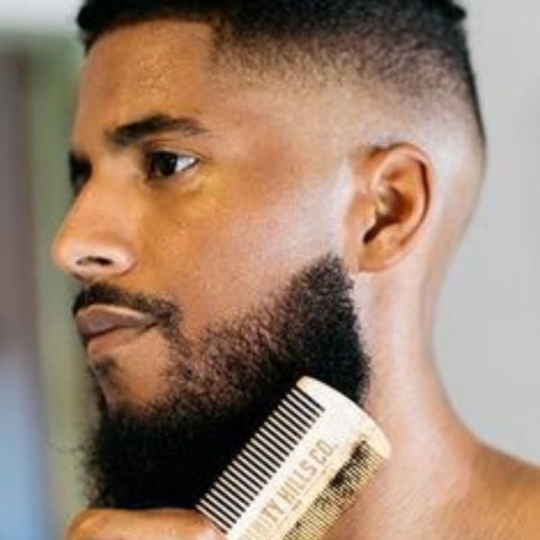 homme-noir-peigne-barbe-afro